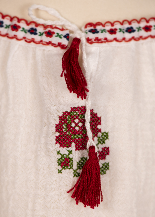 Ie traditionala fete - Trandafiri rosii [3]