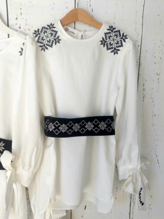 Ie de Poveste - Bluza fete din panza cu broderie traditionala - MAMA