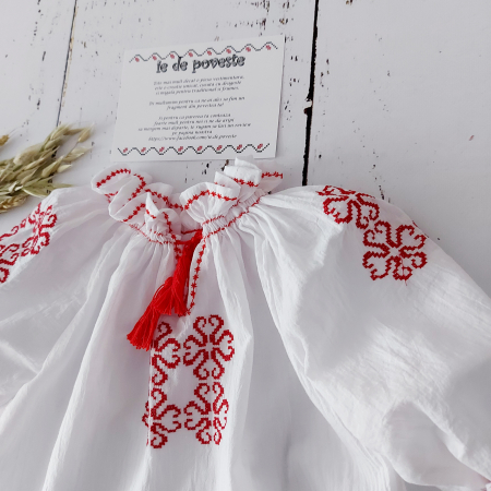 Ie traditionala fete- Flori in par- Rosu [2]