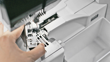 Masina de Surfilat si Acoperire Bernina L890, infilare automata [7]
