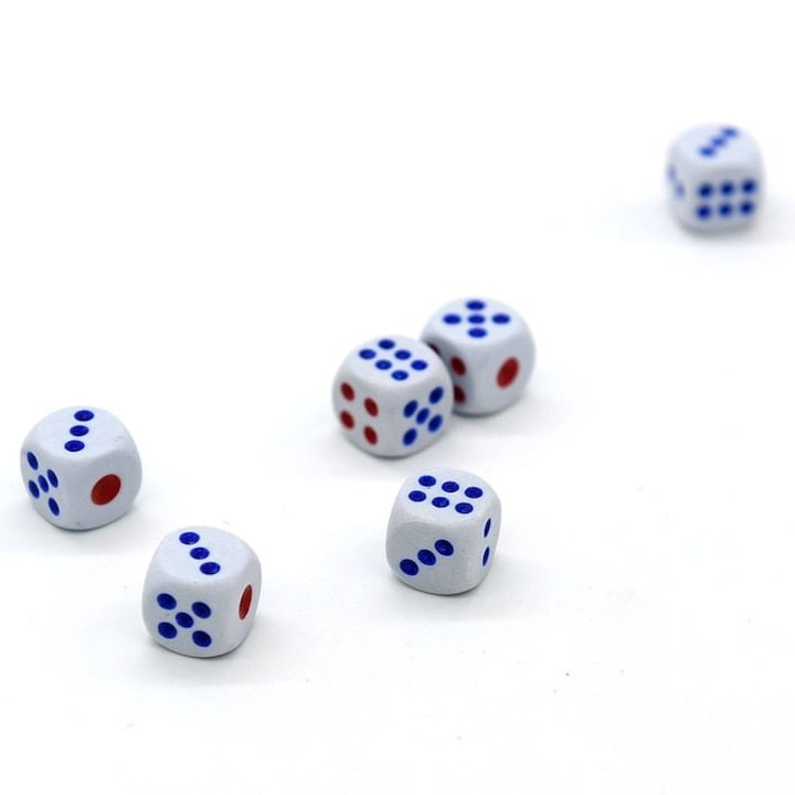 Set 10 zaruri albe cu puncte albastre si rosii, 13 mm, pentru jocuri de societate sau jocuri de noroc [11]