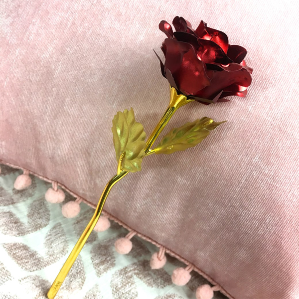 Trandafir rosu suflat cu aur 24k, realizat din material plastic cu reflexii si aspect de diamant,ambalat in cutie eleganta. [4]