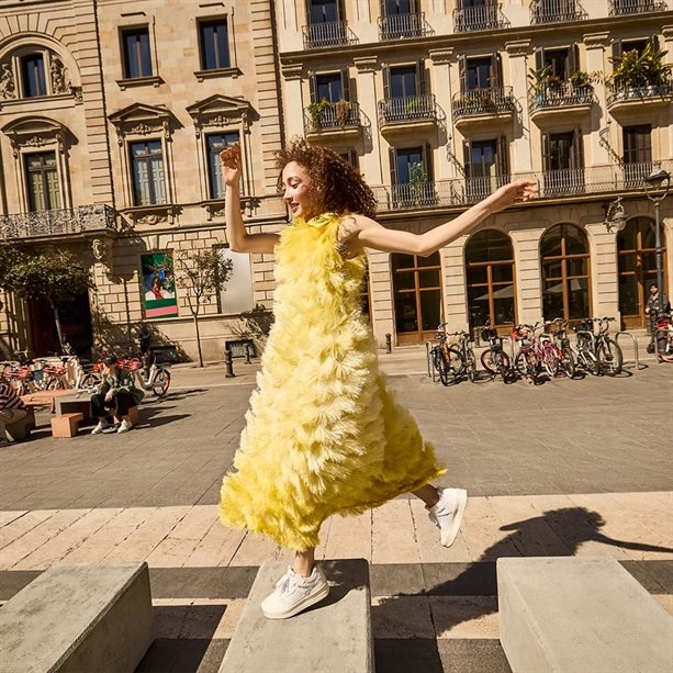 Apa de parfum Avon Far Away Shine 50 ml – floral, fructata, pentru femei, cu note de para, bujor si mosc, ideala pentru zile pline de energie si eleganta naturala [8]