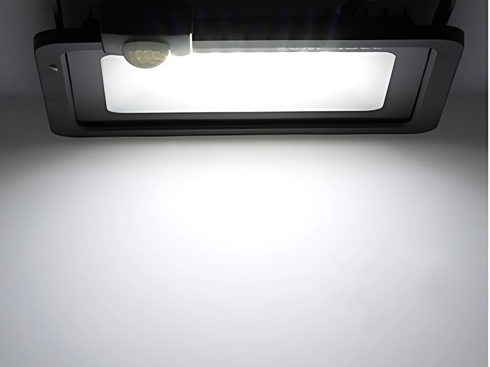 Proiector LED, 20 W, iluminare exterior, cu senzor de miscare, 24 LED-uri, rezistent la intemperii, protectie IP66, 9.5 x 12 x 2.5 cm [13]