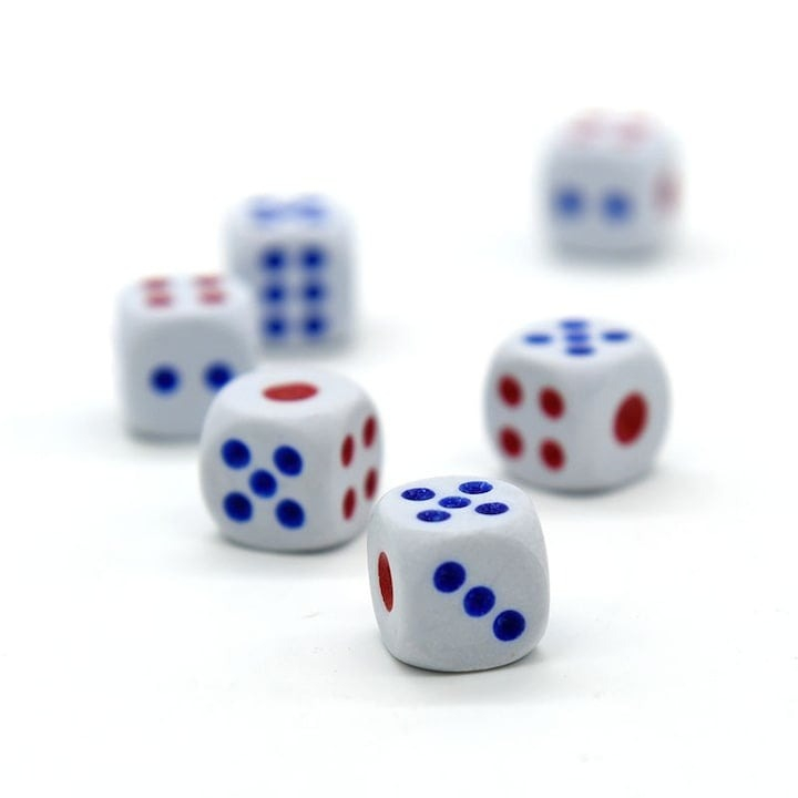 Set 10 zaruri albe cu puncte albastre si rosii, 13 mm, pentru jocuri de societate sau jocuri de noroc [9]