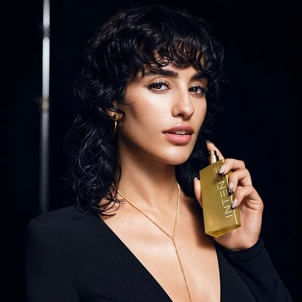 Apa de parfum Avon Attraction Intense pentru femei, 50 ml – floral-orientala cu note de prune negre, iasomie si vanilie, parfum intens si senzual [4]