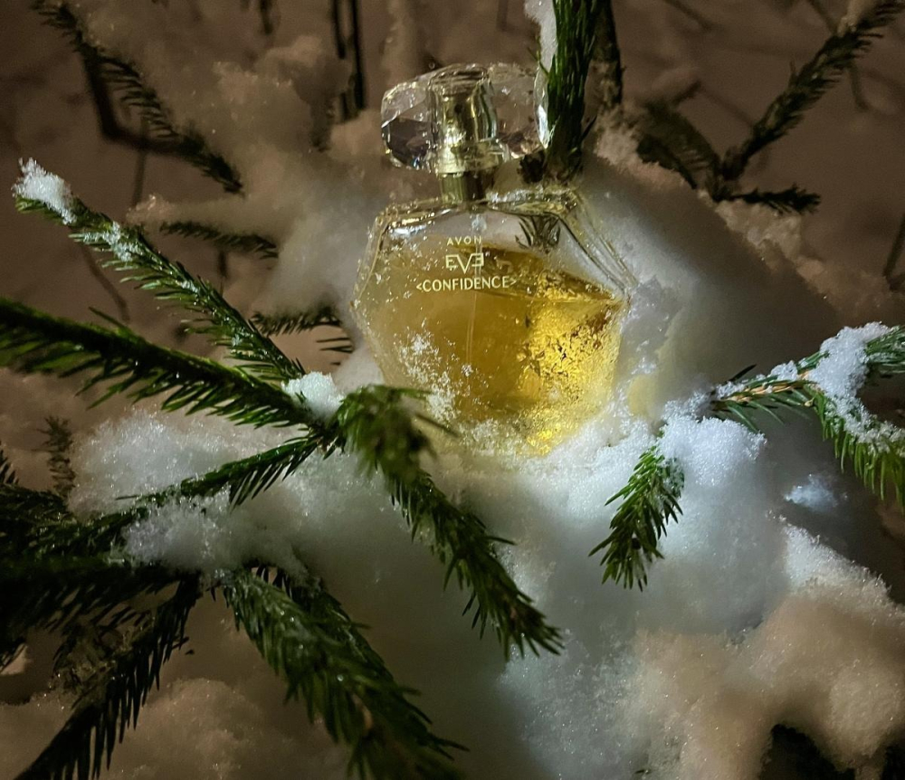 Apă de parfum Avon Eve Confidence 50 ml – floral, fructată, pentru femei, cu note de frișcă Chantilly, pară, fructe roșii, coacăze negre, vanilie și lemn de stejar, ideală pentru purtare zilnică și oc [5]