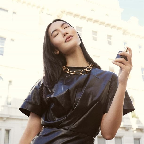 Apa de parfum Far Away Rebel 30 ml cu loțiune de corp Far Away Rebel 125 ml și miniparfum Rebel 8 ml – set complet pentru femei, cu aromă fructat-orientală persistentă [5]