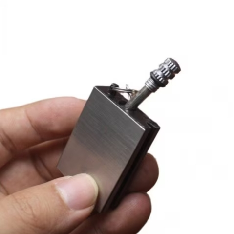 Aprinzator foc metalic tip breloc reutilizabil 5x3 cm compact pentru camping si supravietuire argintiu [2]