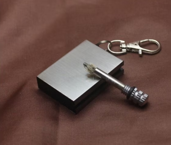 Aprinzator foc metalic tip breloc reutilizabil 5x3 cm compact pentru camping si supravietuire argintiu [6]