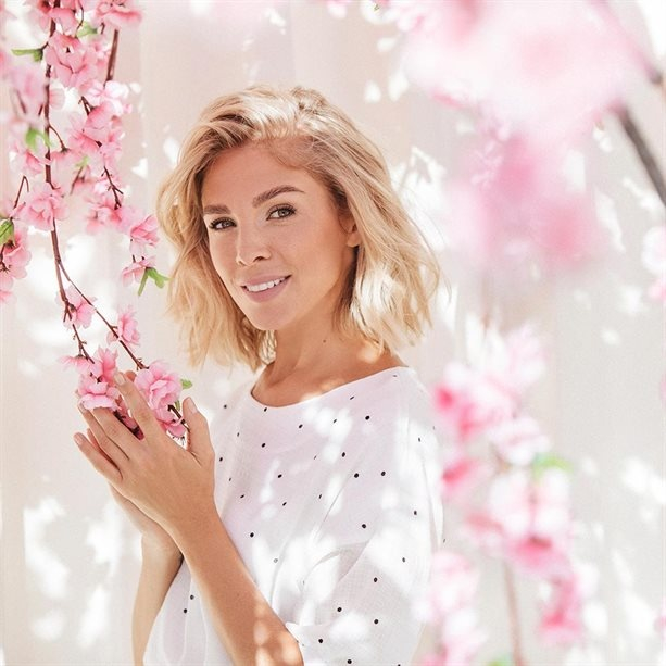 Avon Célèbre Eau de Toilette 50 ml, Apa de toaleta floral, fructata pentru femei, parfum proaspat si delicat cu note de ciclamen, frezie, iasomie si lemn de santa [4]