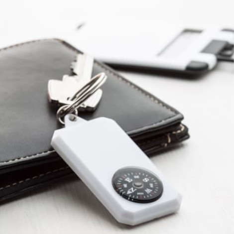 Breloc chei cu busola integrata, alb, plastic rezistent, inel metalic, 9x3x0.6 cm, accesoriu orientare si organizare [2]