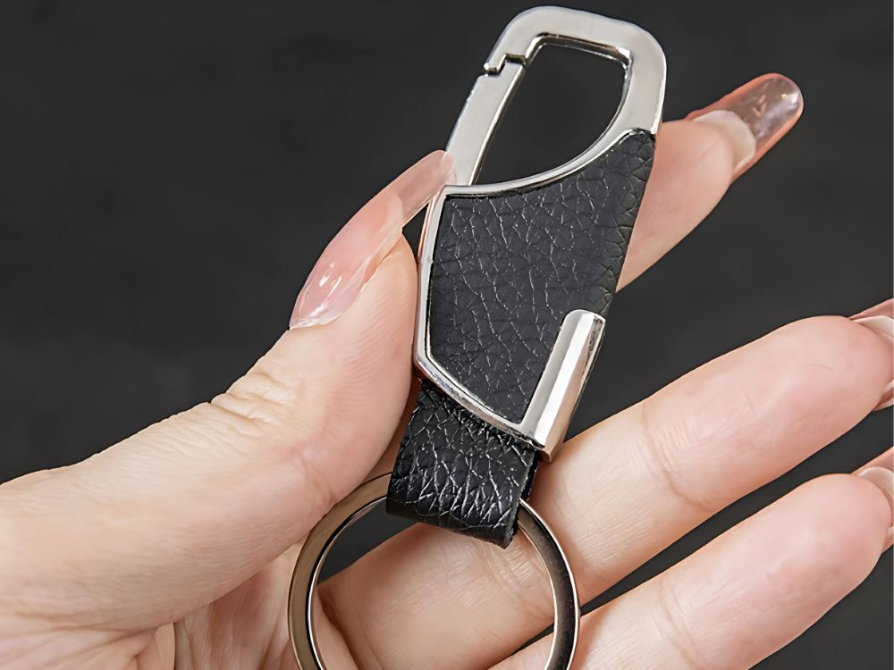 Breloc pentru chei, negru cu argintiu 8 x 2 cm, carabina metalica cu inchidere, insertie aspect piele si inel rotund pentru chei auto, casa sau birou [3]