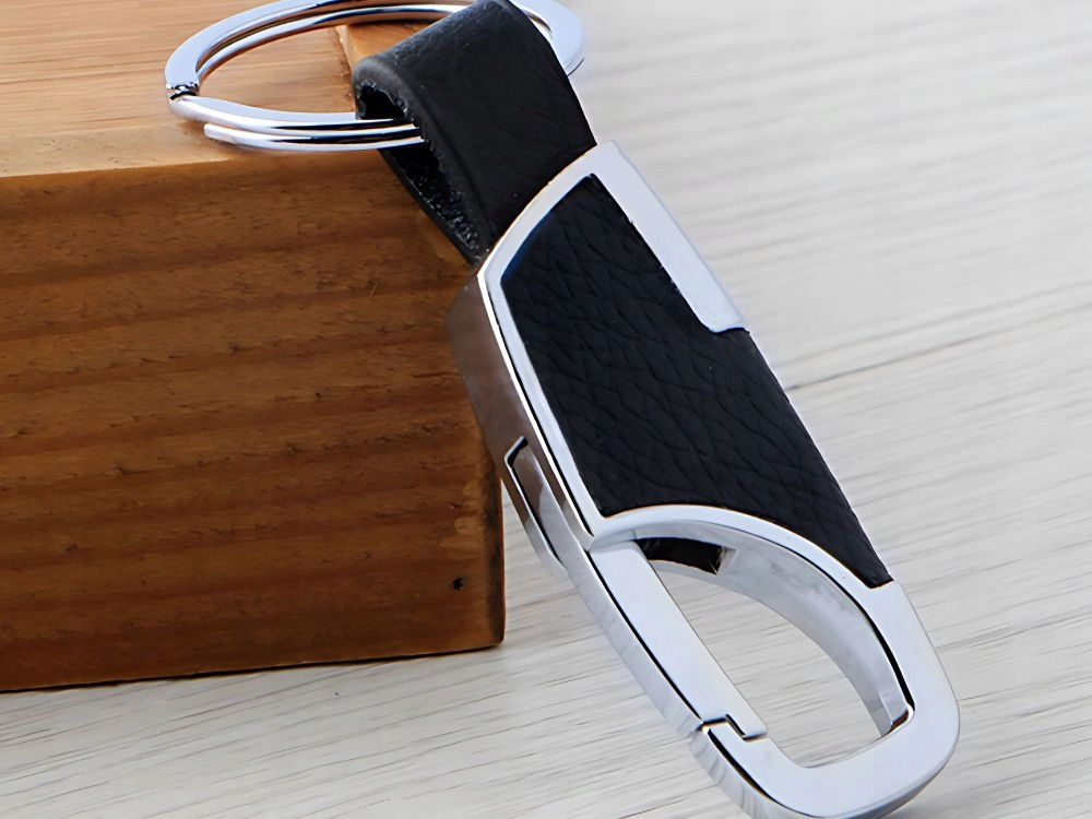 Breloc pentru chei, negru cu argintiu 8 x 2 cm, carabina metalica cu inchidere, insertie aspect piele si inel rotund pentru chei auto, casa sau birou [2]
