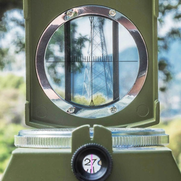 Busola militara cu capac de protectie, corp metalic, reper prismatic, cadran luminos, husa si snur incluse, ideala pentru drumetii si orientare in teren, verde militar [5]