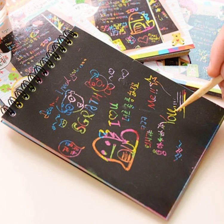 Caiet creativ bleu 14.2 x 9.8 cm, Scratch Art Rainbow, 12 file razuibile, cartoane negre, creion din lemn inclus pentru desen si joaca [4]