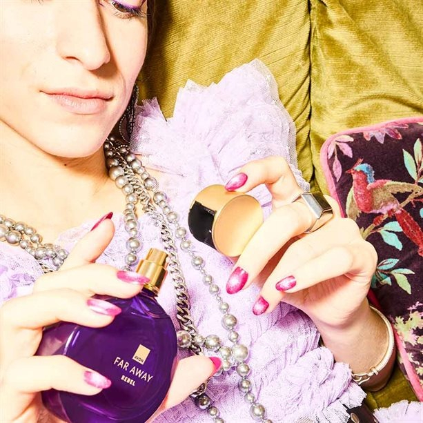 Cutie cadou Love Forever cu 12 trandafiri de sapun si apa de parfum Avon Far Away Rebel pentru femei 50 ml, cadou elegant si rafinat [9]