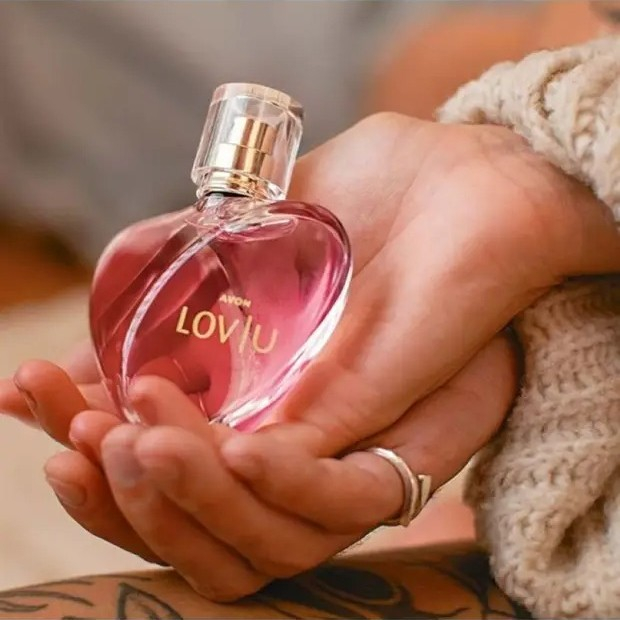 Cutie cadou Love Forever cu 12 trandafiri de sapun si apa de parfum Avon Lov I U pentru femei 50 ml, cadou elegant si rafinat [3]