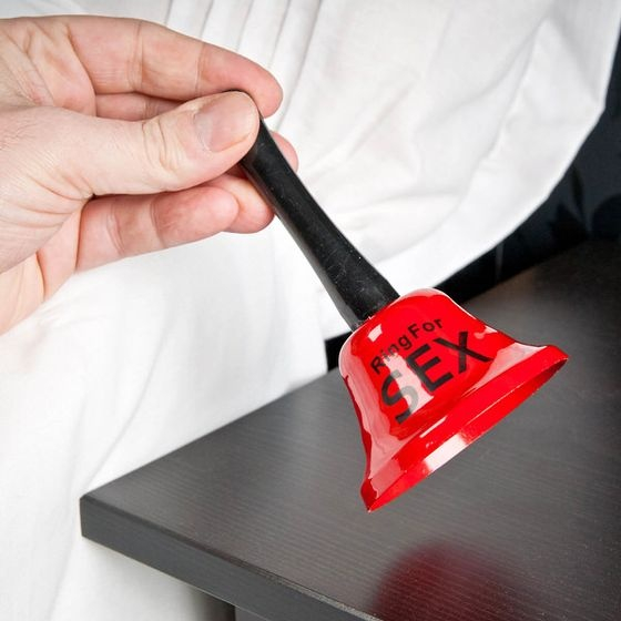 Daca vrei sa faci un cadou amuzant cuiva sau, pur si simplu, vrei sa binedispui pe cineva, poti alege aceasta sonerie inscriptionata cu mesajul ”Ring for SEX”.     Tip produs: sonerie receptie amuzant [2]