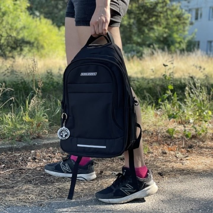 Ghiozdan rucsac scolar 22L, negru, cu breloc , dimensiuni 45x28x16cm [5]