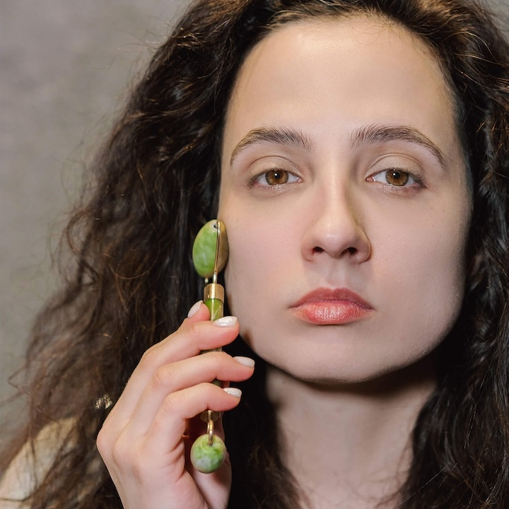Jade roller de masaj facial cu role, piatra naturala, efect lifting si relaxare, imbunatatirea circulatiei, nuante verde jad [5]
