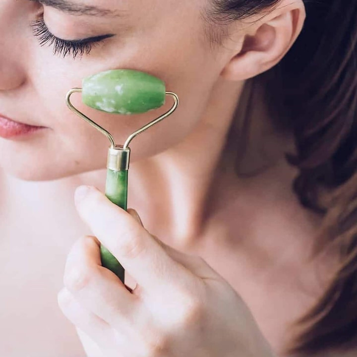 Jade roller de masaj facial cu role, piatra naturala, efect lifting si relaxare, imbunatatirea circulatiei, nuante verde jad [7]