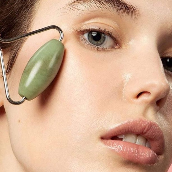 Jade roller de masaj facial cu role, piatra naturala, efect lifting si relaxare, imbunatatirea circulatiei, nuante verde jad [4]