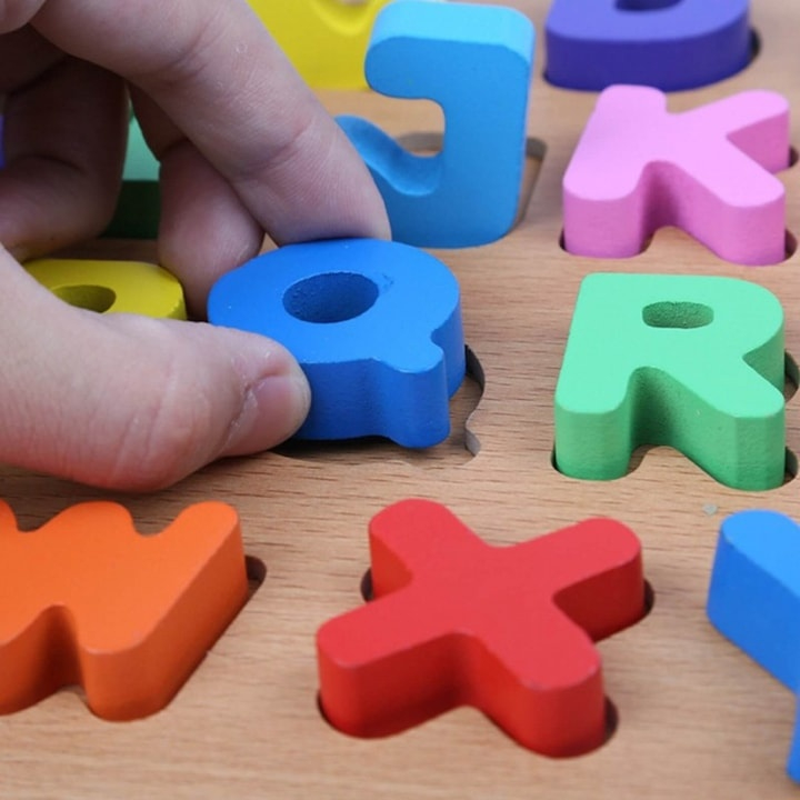 Joc educativ din lemn multicolor 30 x 23 x 0.5 cm, tabla alfabet cu 26 litere, puzzle incastru pentru copii, invatare litere si culori, 3+ ani [4]