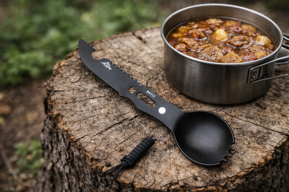 Lingura multifunctionala tip spork cu cutit, desfacator si fluier, metal negru, cu teaca protectie [4]