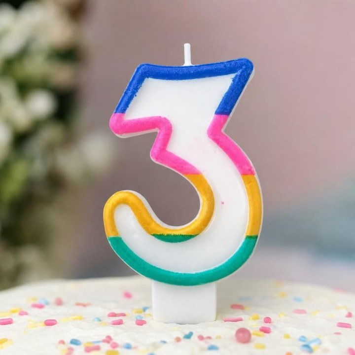 Lumanare aniversara cifra 3 alba 4,8 cm, accente multicolore, parafina, fitil bumbac si suport plastic pentru decorarea tortului [3]