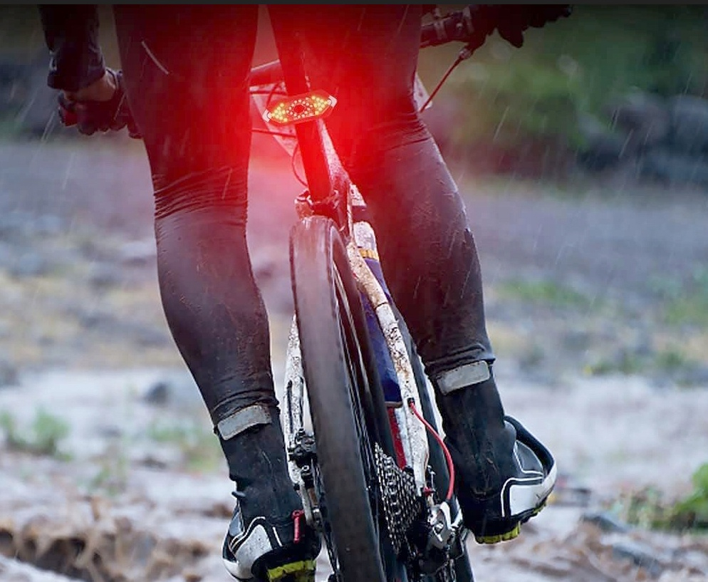 Lumina spate bicicleta cu semnalizare, IPX4, reincarcabila USB, 5 moduri de iluminare, telecomanda pe ghidon, 900 mAh, 9.4 x 3.3 cm, neagra – siguranta maxima si vizibilitate in orice conditii [8]