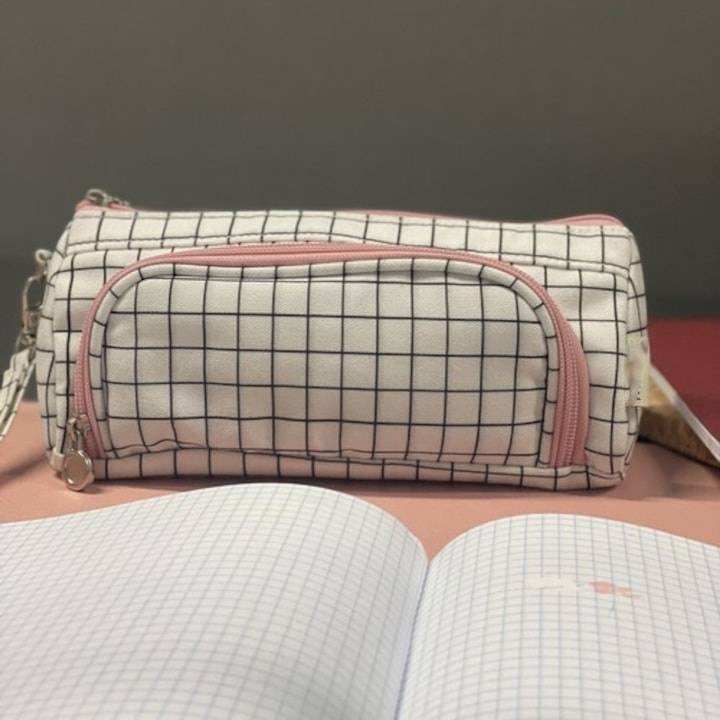 Penar neechipat elegant, 1 compartiment incapator, buzunare interioare si agatatoare laterala, 22 x 6 x 11 cm, alb cu fermoar roz – accesorul perfect pentru organizare, stil si inspiratie zilnica [3]