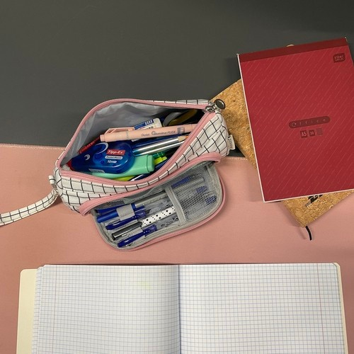Penar textil pentru rechizite cu model alb in carouri, compartiment dublu si prindere cu carabina, 22 cm [6]