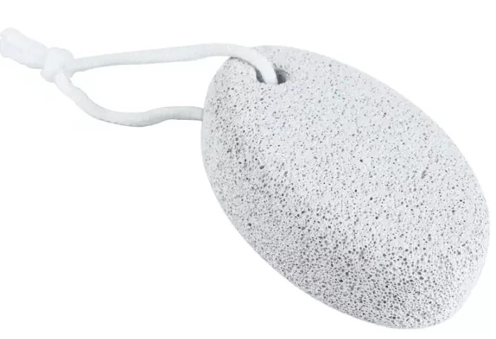 Piatra ponce ovala alba 9 x 6 cm pentru calcaie, cu snur de agatare [5]