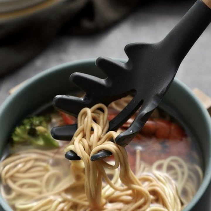 Set 11 ustensile de gatit din silicon, cu manere rezistente din lemn si suport de depozitare, rezistente la caldura, culoare neagra – kit complet pentru bucataria moderna [16]