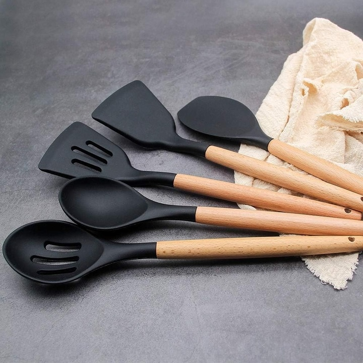 Set 11 ustensile de gatit din silicon, cu manere rezistente din lemn si suport de depozitare, rezistente la caldura, culoare neagra – kit complet pentru bucataria moderna [9]