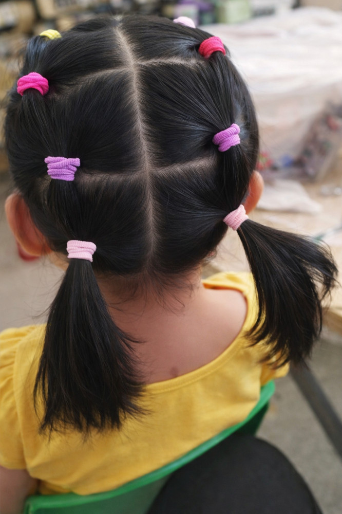 Set 18 elastice par 1.5 cm si 5 cleme mini model steluta, cutie organizator transparenta, multicolor [8]