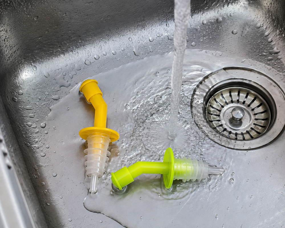 Set 2 dopuri picuratoare pentru sticle, galben si verde, dozatoare cu capac pentru vin, ulei, otet si lichide [4]