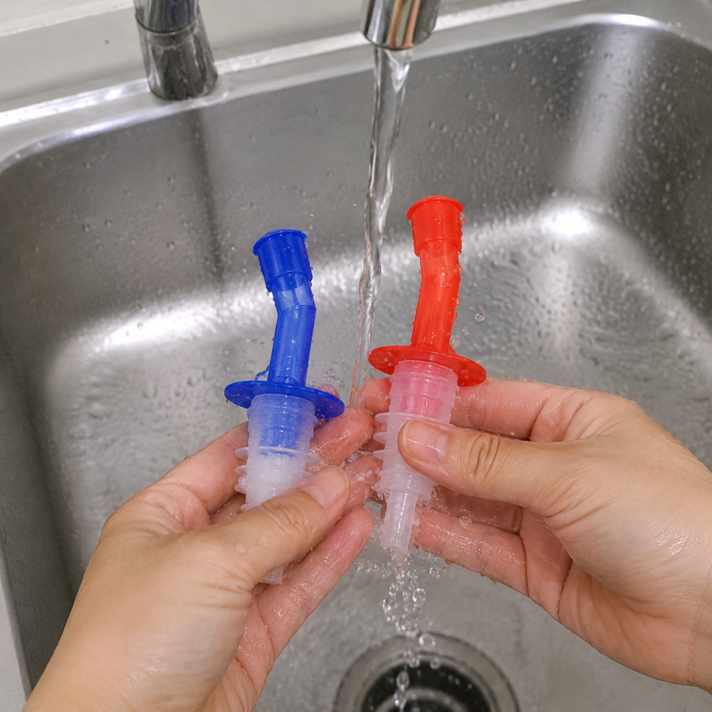 Set 2 dopuri picuratoare pentru sticle, rosu si albastru, dozatoare cu gura curbata pentru lichide [3]