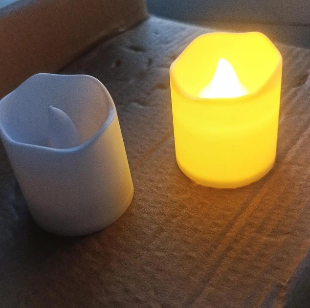 Set 2 lumanari LED ivoire 3.9 x 3.6 cm, lumina galbena efect flacara, 4 baterii LR1130 AG10 incluse, decor pentru masa, casa, aniversari si evenimente [5]