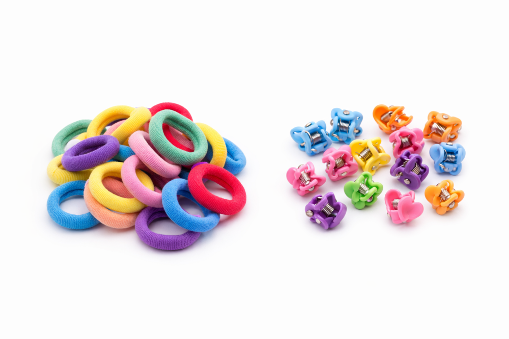 Set accesorii par colorate, 25 elastice 1,5 cm si 16 cleme inimioara 0,8 cm, organizator inclus [3]