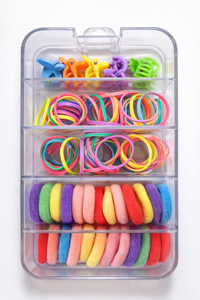 Set accesorii par copii cu cutie organizator, 26 elastice textile 2 cm, 80 elastice cauciuc multicolore si 5 cleme fluturasi 0.8 cm [1]