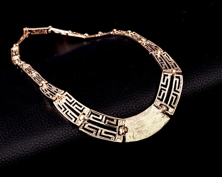 Set bijuterii dama, bratara, inel, cercei, colier, model geometric, auriu, cutie inclusa [8]