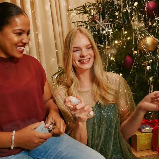 Set cadou parfumat pentru femei cu aroma floral-lemnoasa si accente de mosc, apa de parfum 50 ml, lotiune de corp 125 ml si spray de corp 100 ml, ideal pentru cadou elegant [6]