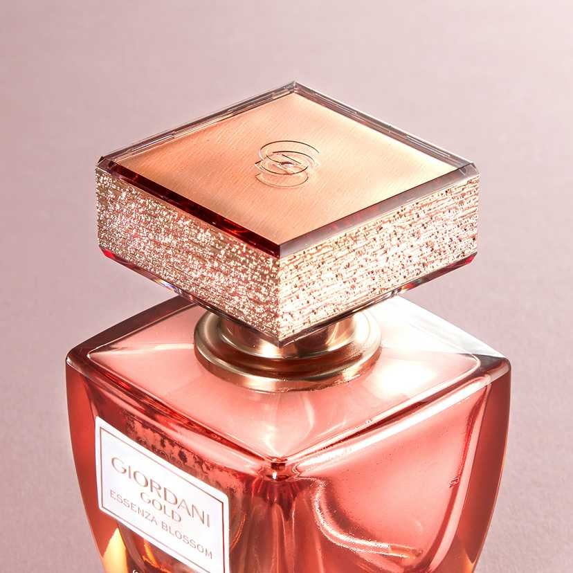 Set complet pentru Ea, parfum de femei Giordani Gold Essenza Blossom, insotit de insigna Dactylion cu mesaj motivational, cadou un trandafir rosu suflat la baza cu aur [3]