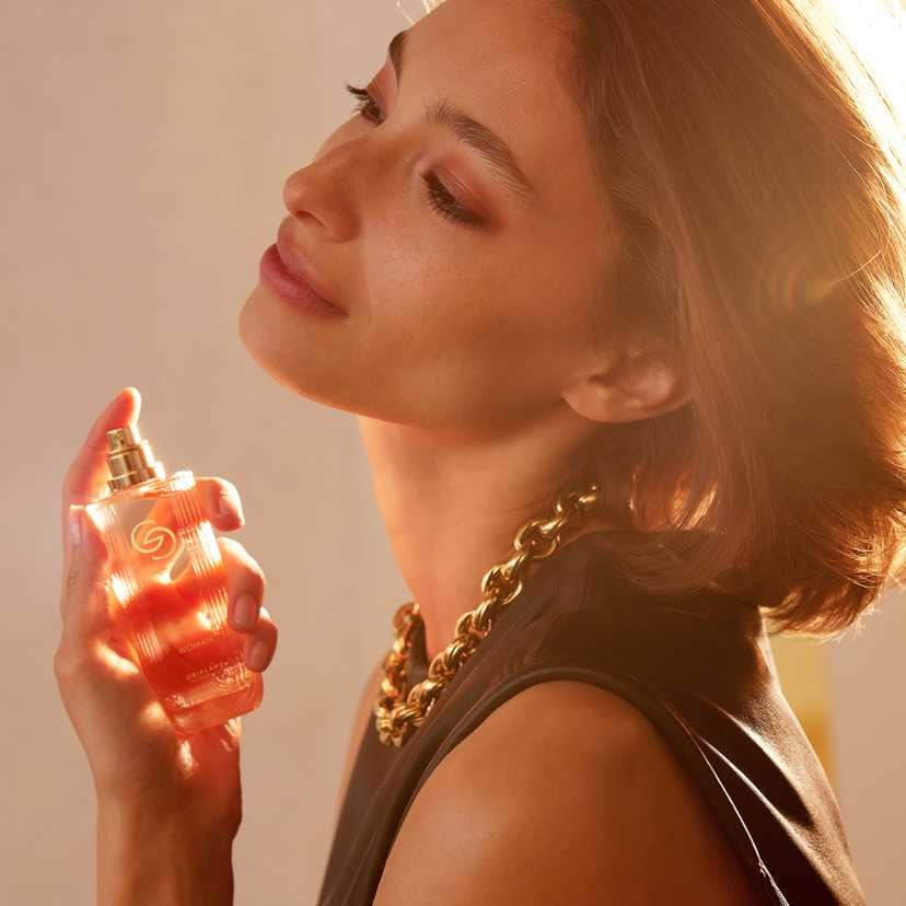 Set complet pentru Ea, parfum de femei Giordani Gold Woman, insotit de insigna Dactylion cu mesaj motivational, cadou un trandafir rosu suflat la baza cu aur [2]