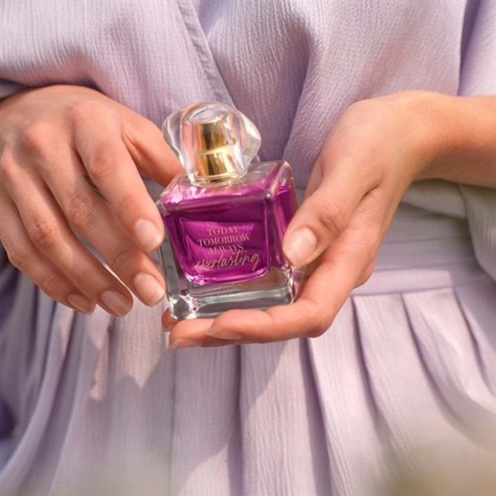 Set complet pentru Ea TTA Everlasting (apa de parfum, souffle de corp), insotit de insigna Dactylion cu mesaj motivational, cadou un trandafir rosu suflat la baza cu aur [5]