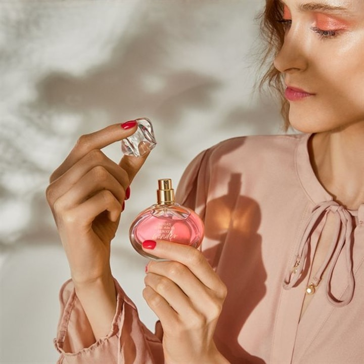 Set complet pentru Ea TTA Wonder (apa de parfum, lotiune de corp), insotit de insigna Dactylion cu mesaj motivational, cadou un trandafir rosu suflat la baza cu aur [6]