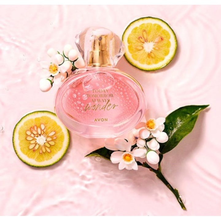 Set complet pentru Ea TTA Wonder (apa de parfum, lotiune de corp), insotit de insigna Dactylion cu mesaj motivational, cadou un trandafir rosu suflat la baza cu aur [5]