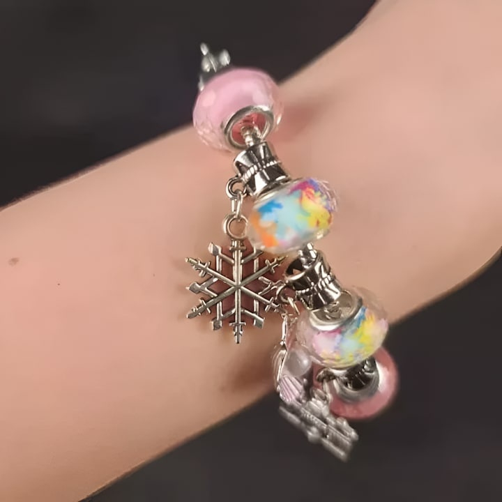 Set creativ pentru realizarea bratarilor si colierelor, cu bijuterii, pandantive si margele, 70 piese, 3 bratari, 3 coliere, pentru dezvoltarea abilitatilor manuale, geanta cu fermoar, multicolor [5]